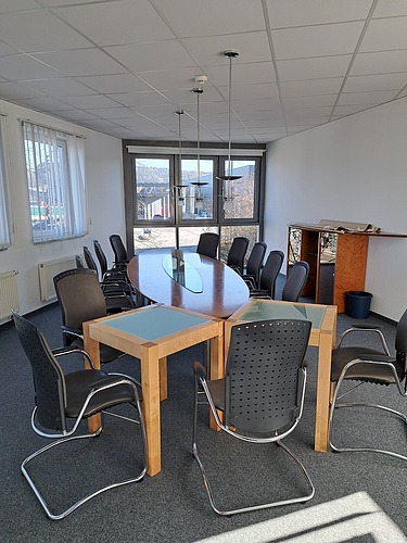 Photo of the furnished meeting room at the ZÜBLIN Timber branch in Leutkrich.