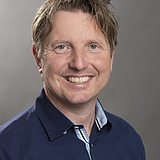 Photo of a man with a blue shirt. Anders Übelhack.