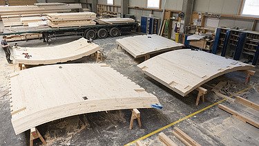 Photo of LENO cross-laminated timber elements in the ZÜBLIN Timber production hall.