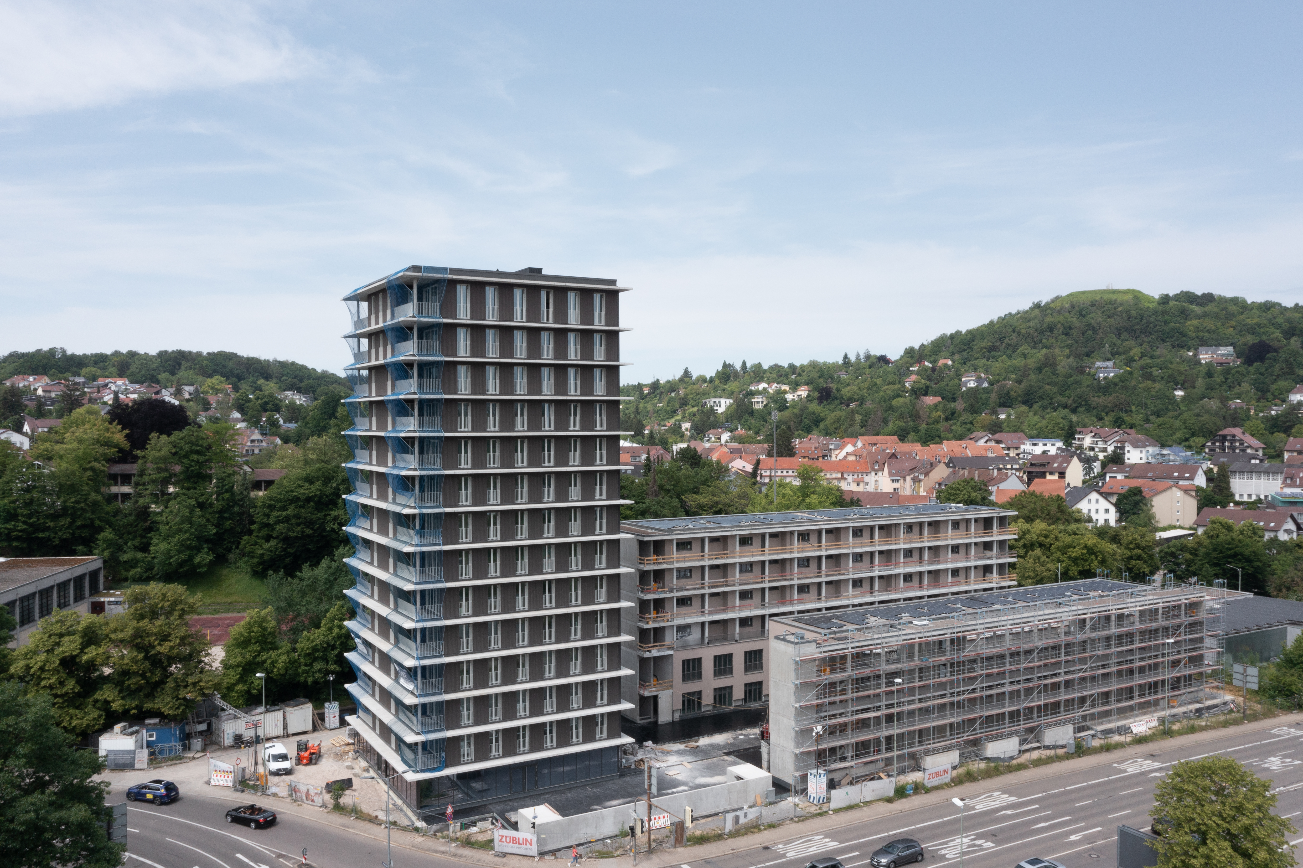 Foto eines Hochhaus aus Holz. Hochhaus CARL in Pforzheim.