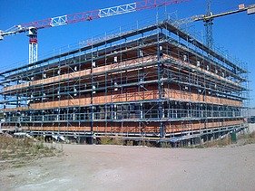 Photo of the Flexim office building in Berlin. Scaffolded wooden building.