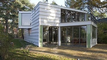 Foto eines modernen Holzhaus. LENO-BSP.