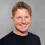 Foto eines Mannes mit blonden Haaren. Anders Übelhack.