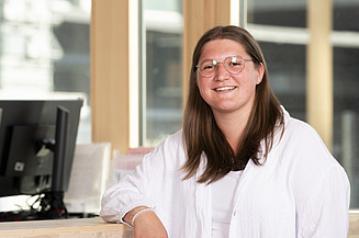 Foto einer jungen Auszubildenden. Ausbildung Industriekauffrau:man.