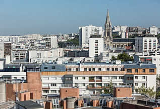 Luftaufnahme über Paris. Zu erkennen ist eine Aufstockung aus Holz.