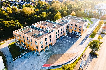 University, Witten-Herdecke Photo of Witten University from the outside. You can see a large wooden building.