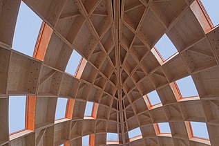 Foto des Innenraums der eiartigen Holzskulptur der Floriade in Venlo.