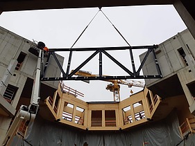 Foto der Holzbaumontage des Globe Theaters in Coburg.