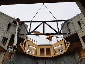 Photo of the wooden construction of the Globe Theater in Coburg.