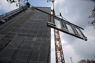 Foto von der Montage von Holzelementen auf der Baustelle CARL in Pforzheim.