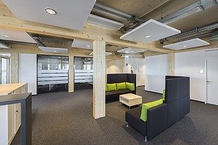 Photo of the Stadtwerke Lübeck administration building. You can see a modern office space.