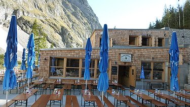 Foto der Höllentalangerhütte Grainau. Terrassenbereich.