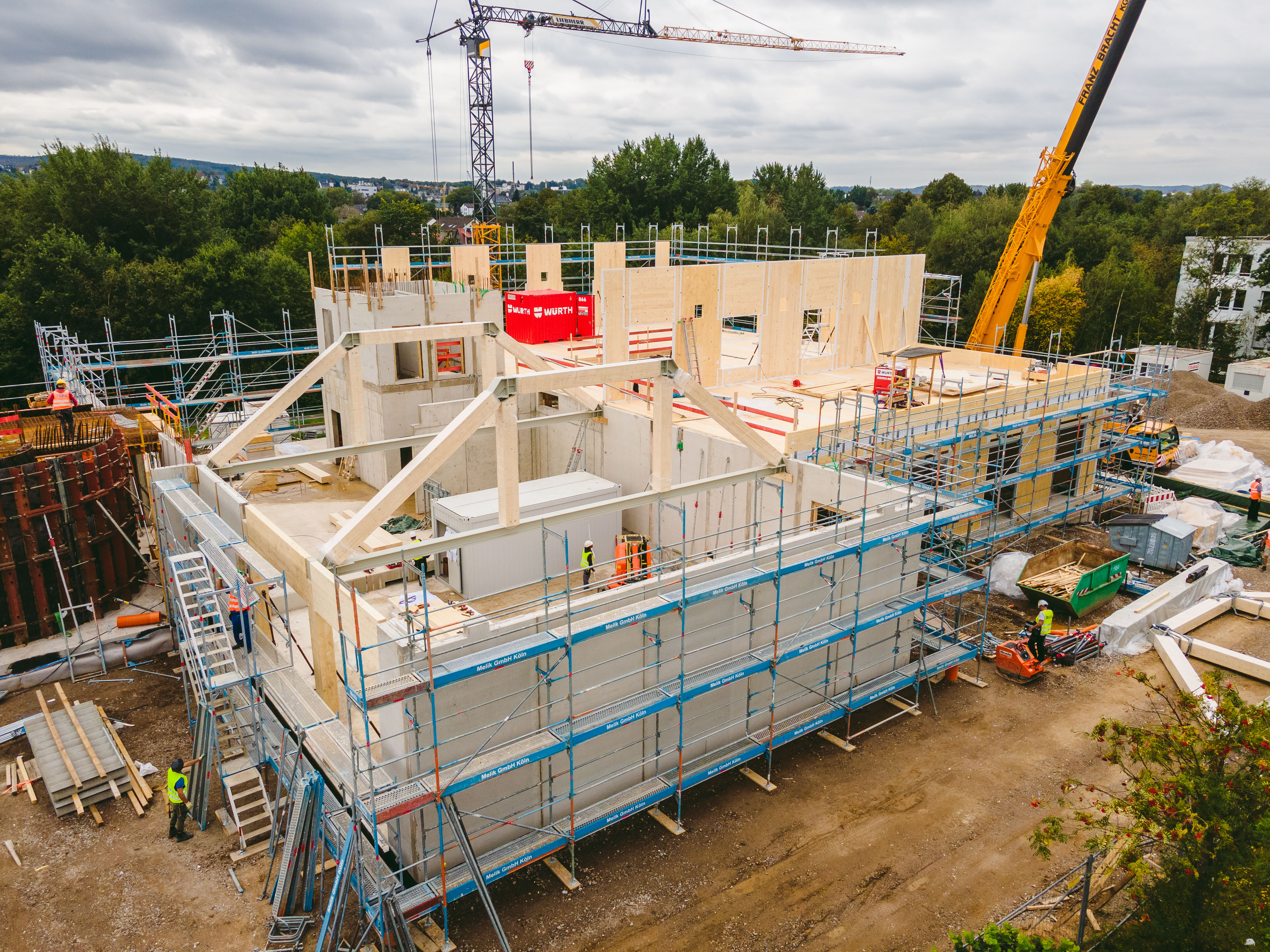 Foto der Holzbaumontage der Universität Witten-Herdecke.