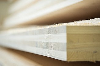 Mehrgeschossiger Holzbau bei ZÜBLIN Timber. LENO-Brettsperrholz Foto eines LENO-Brettsperrholz-Querschnitts. Man sieht die einzelnen Holzlagen.