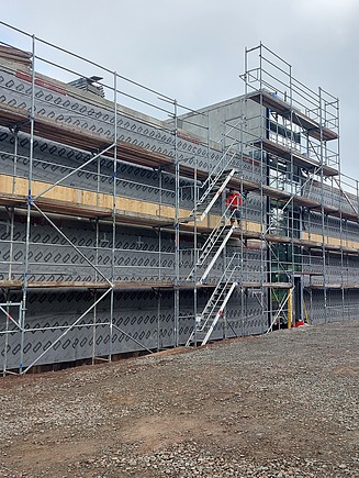Foto von der Baustelle Schule Emleben von außen.