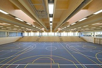 Rib and box elements from ZÜBLIN Timber. Triple sports hall project, Stadtbergen Photo of a gymnasium with ribbed wooden ceiling. Triple sports hall in Stadtbergen