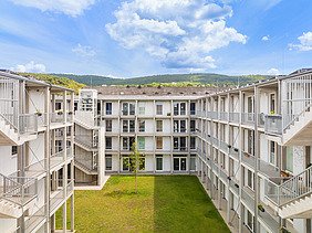 Foto des Collegium Academicums in Heidelberg. Man sieht weiße Gebäude und den Innenhof.