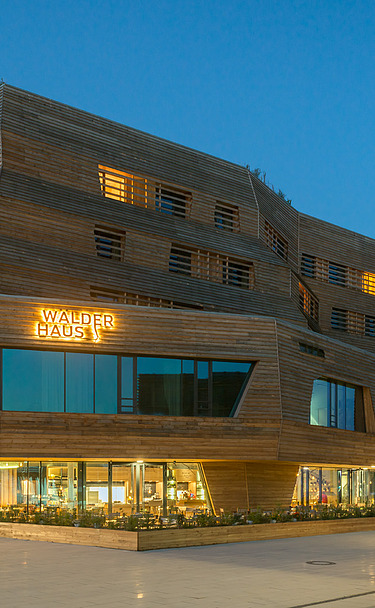 Foto des Wälderhauses in Hamburg. Man sieht ein Gebäude mit Holzfassade.