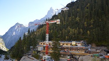 Photo of the assembly of the LENO-BSP elements. Höllentalangerhütte Grainau project.