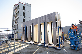 LENO-ADD Wall+Insulation+Facade Photo of a large LENO ADD element during assembly