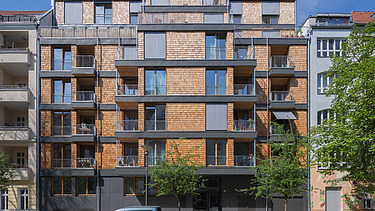 Außenaufnahme eines mehrgeschossigen Holzgebäudes in der Müggelstraße Berlin