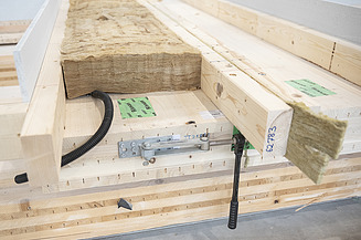 Foto eines Detailausschnittes einer LENO-ADD-Wand. Man sieht die Dämmung, Rohre und Anschlüsse.