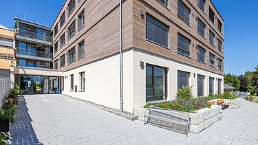 Photo of the Elias-Schrenk-Haus retirement home in Tuttlingen. You can see a building with a wooden façade.