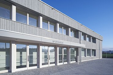 Gymnasium Diedorf Photo of the high school sports hall in Diedorf. Timber construction from the outside.