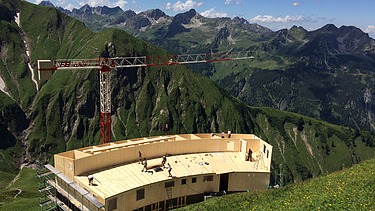 Foto der Holzbaumontage des Waltenberger Haus in Oberstdorf. LENO-BSP-Elemente.