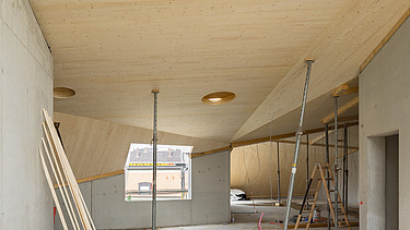 Photo of the assembly of LENO cross-laminated timber elements. Extension in Ingolstadt.