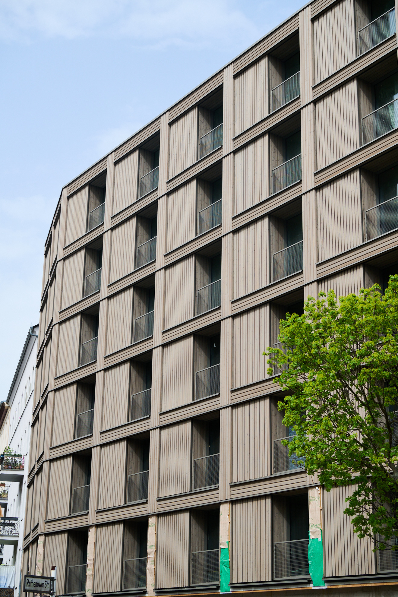 Foto eines mehrgeschossigen Holzbaus mit Holzfassade. Holzgebäude in der Stendaler Straße Berlin.