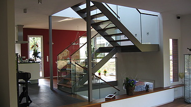 Foto eines Holzhauses mit Klinkerfassade. LENO-BSP. Detailbild Wohnraum.