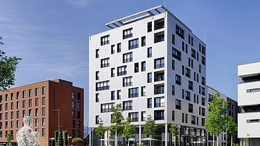 Foto des Gebäudes SKAIO Stadtsiedlung in Heilbronn. Man sieht ein mehrgeschossiges, weißes Gebäude.