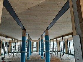 Photo of the ZÜBLIN Neu-Ulm office shell. A large LENO cross-laminated timber ceiling can be seen.