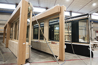 Holzrahmenbau von ZÜBLIN Timber. Projekt UmweltHaus Nürnberg Foto von drei Holzrahmenbauelementen in der Produktion von ZÜBLIN Timber.