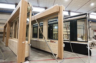 Holzrahmenbau von ZÜBLIN Timber. Projekt UmweltHaus Nürnberg Foto von drei Holzrahmenbauelementen in der Produktion von ZÜBLIN Timber.