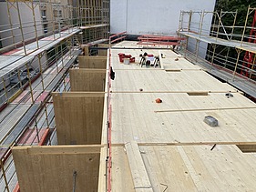 Foto der Holzbaumontage in der Stendaler Straße in Berlin. Man sieht LENO-Brettsperrholzelemente.