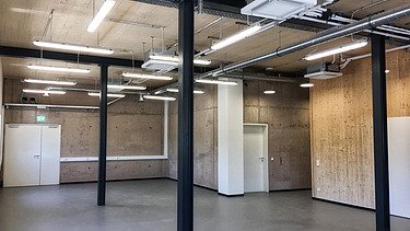 Photo of the administration building in Nalbach. Walls/ceilings made of LENO cross-laminated timber and HRB.