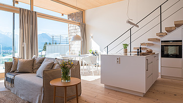 Foto eines Hotelzimmers mit Blick auf die Berge.