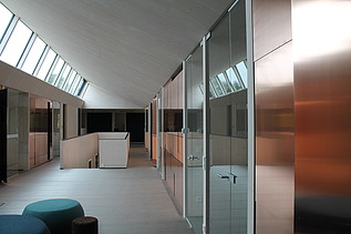 Foto der Anwaltskanzlei FGS Augsburg. Moderner Innenraum mit schräger Holzdecke.