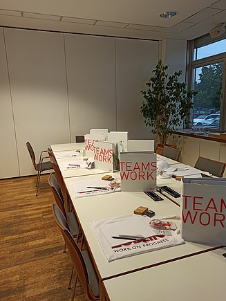 Photo of the ZÜBLIN Timber seminar room. Brochures and advertising tools are on the table.