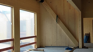 Foto der Holzbaumontage des Globe Theaters Coburg. Innenraum aus Holz.