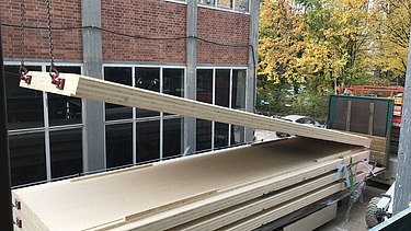 Photo of the LENO-BSP elements being unloaded. Gasteig interim venue project in Munich. 