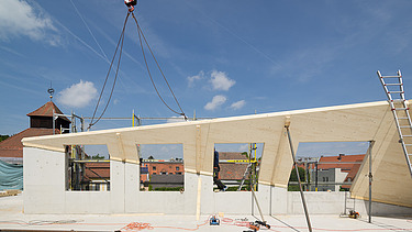 Foto der Montage von LENO-Brettsperrholzelementen. Aufstockung in Ingolstadt.