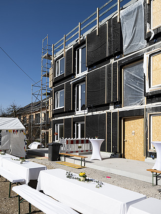 Celebrations at the IGEWO construction site.