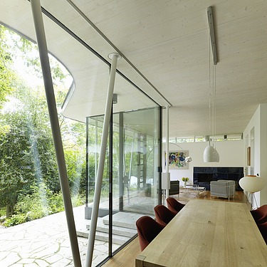 Foto eines modernen Bungalows mit LENO-BSP-Flachdach. Detailbild Esszimmer mit sichtbarer LENO-BSP-Decke.