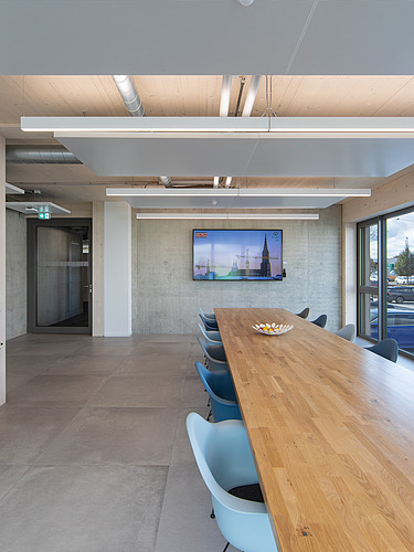 Foto eines modernen Aufenthaltsraumes. Büro ZÜBLIN in Neu-Ulm.