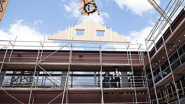 Exterior shot of the Schule am Hang, Frankfurt. Construction site impression.
