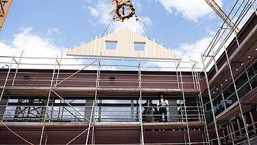 Exterior shot of the Schule am Hang, Frankfurt. Construction site impression.