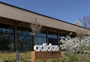 Homeground adidas Herzogenaurach Foto von einem Gebäude mit Flachdach. Zuvor ist ein Schild mit der Aufschrift adidas